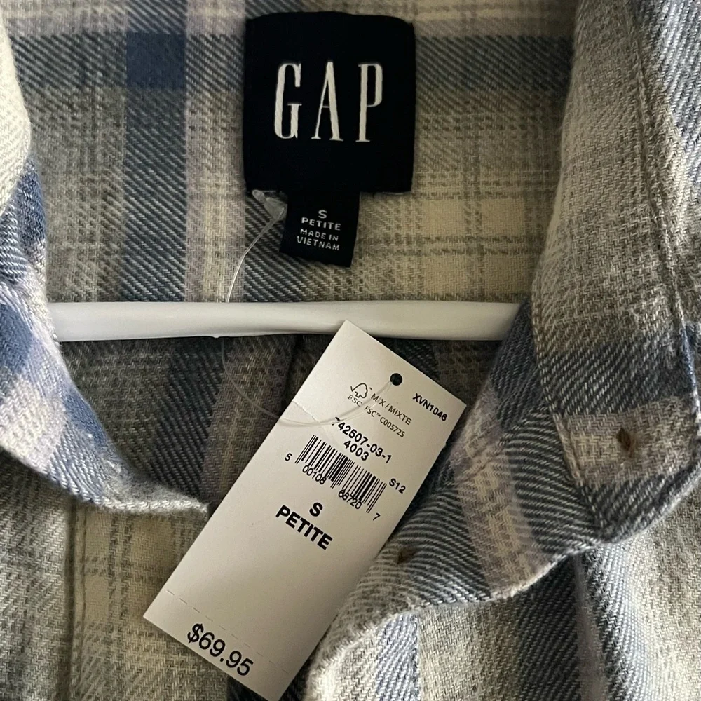 GAP Women’s Casual Blue and Cream Plaid Shirt - Picture 3 of 4